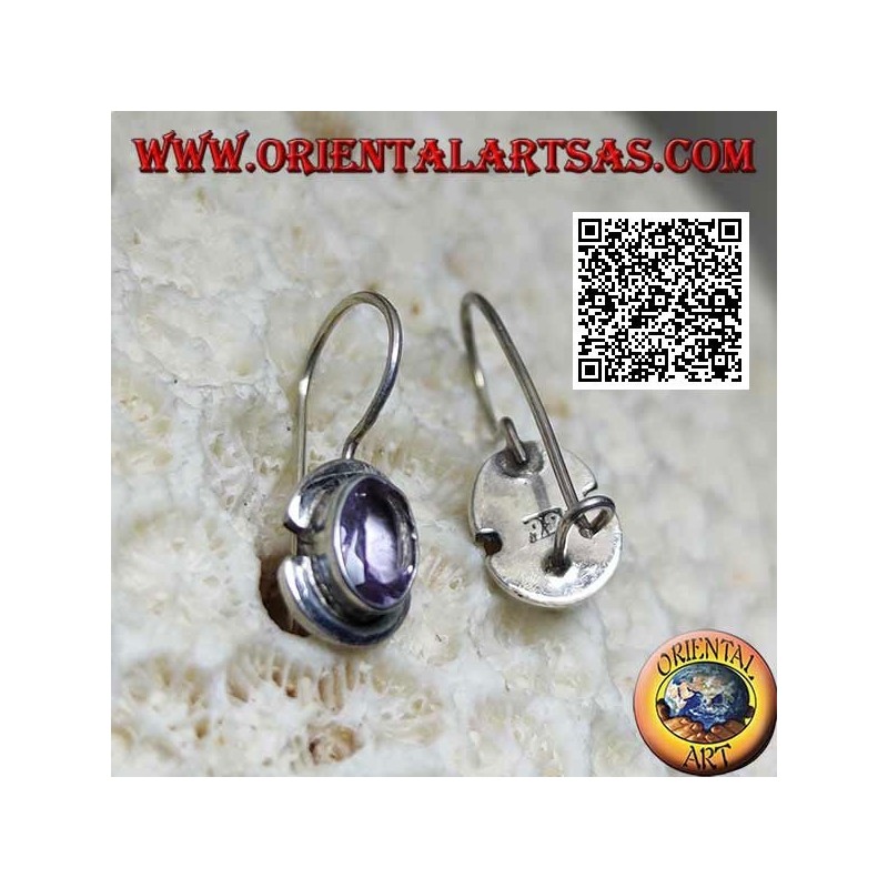 Silberne Ohrringe mit natürlichem ovalem Amethyst auf einem glatten Rahmen mit gebrochener Kante