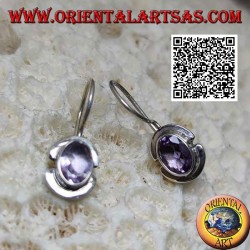 Boucles d'oreilles en argent avec améthyste ovale naturelle sur un cadre lisse avec un bord cassé