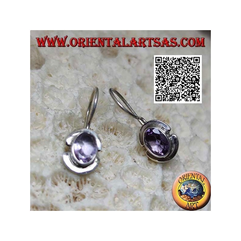 Boucles d'oreilles en argent avec améthyste ovale naturelle sur un cadre lisse avec un bord cassé