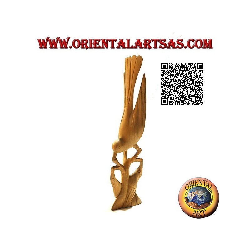 Escultura de un faisán en una rama con su cría en madera de hibisco de 22 cm.