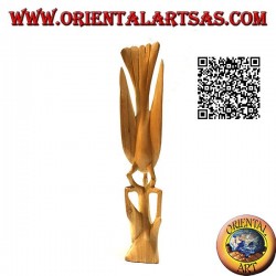 Escultura de un faisán en una rama con su cría en madera de hibisco de 22 cm.