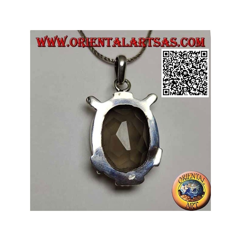 Colgante de plata con hermoso cuarzo ahumado ovalado facetado sobre marco liso con inserciones