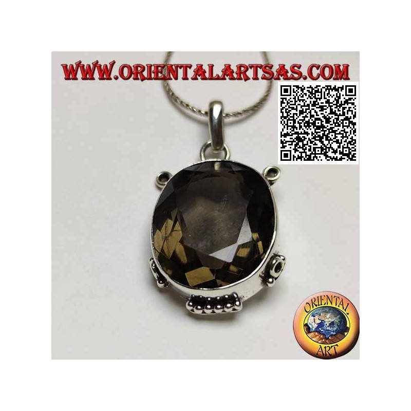 Ciondolo in argento con splendido quarzo fumé ovale sfaccettato su montatura liscia con inserti