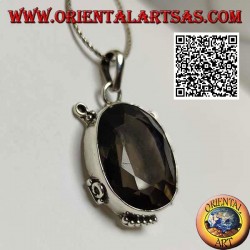 Silberanhänger mit schönem facettiertem ovalem Rauchquarz auf glattem Rahmen mit Einsätzen