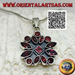 Pendentif en argent avec fleur carrée de 14 grenats facettés de formes variées