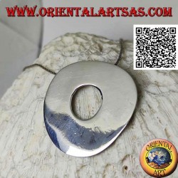 Colgante de plata lisa en forma de gran disco irregular de estilo rock neolítico