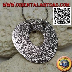 Colgante de plata lisa en forma de gran disco irregular de estilo rock neolítico