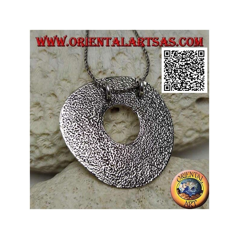 Colgante de plata lisa en forma de gran disco irregular de estilo rock neolítico