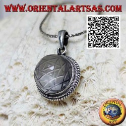 Colgante de plata con Sri Yantra grabado en cristal de roca cabujón redondo rodeado de doble tejido