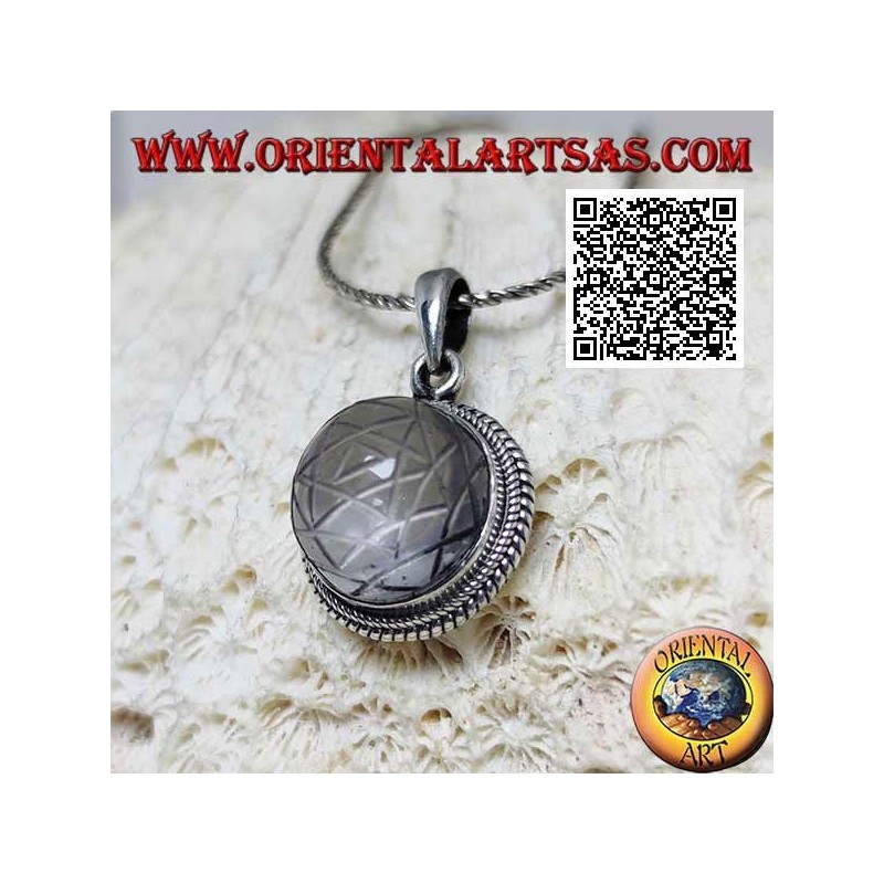 Ciondolo in argento con Sri Yantra inciso su cristallo di rocca tondo cabochon contornato da doppio intreccio