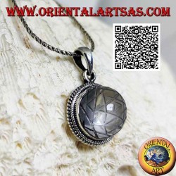 Colgante de plata con Sri Yantra grabado en cristal de roca cabujón redondo rodeado de doble tejido