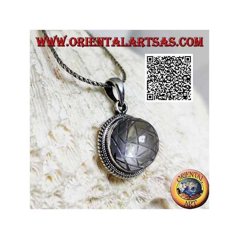 Silberanhänger mit Sri Yantra, eingraviert in runden Cabochon-Bergkristall, umgeben von Doppelweberei
