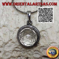 Colgante de plata con Sri Yantra grabado en cristal de roca cabujón redondo rodeado de doble tejido