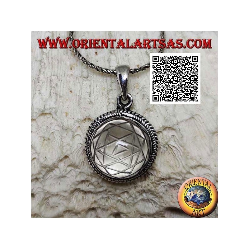 Pendentif en argent avec Sri Yantra gravé sur cristal de roche cabochon rond entouré d'un double tissage