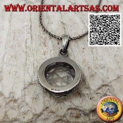 Colgante de plata con Sri Yantra grabado en cristal de roca cabujón redondo rodeado de doble tejido