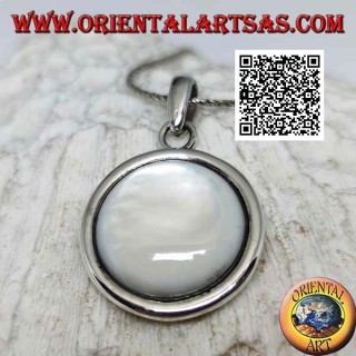 Pendentif en argent avec cabochon rond en nacre entouré d'un bord lisse