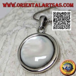 Silver pendant with round cabochon mother-of-pearl surrounded by a smooth edge