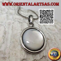 Colgante de plata con cabujón de nácar redondo rodeado de un borde liso