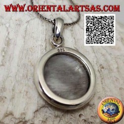 Pendentif en argent avec cabochon rond en nacre entouré d'un bord lisse