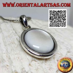 Silver pendant with round cabochon mother-of-pearl surrounded by a smooth edge