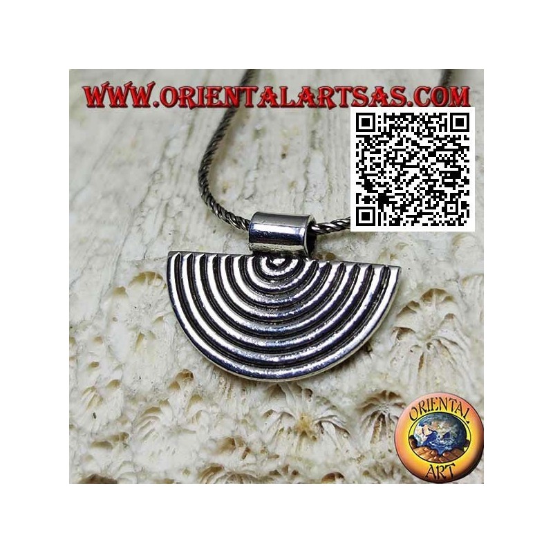 Colgante de plata, líneas semicirculares en forma de abanico