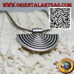 Colgante de plata, líneas semicirculares en forma de abanico