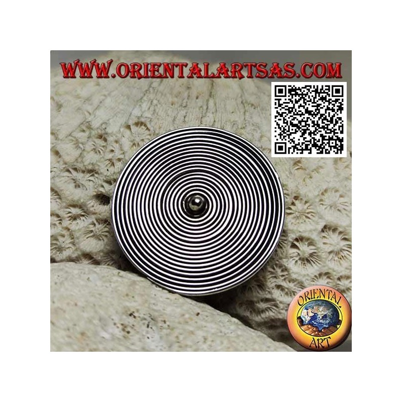 Runde spiralförmige silberne Brosche mit zentraler Kugel
