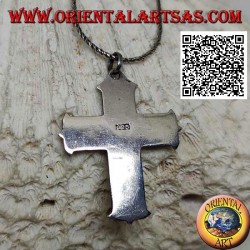 Colgante de plata de cruz latina con amatista redonda central y decoración en forma de S de espirales