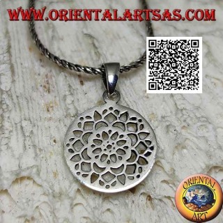 Ciondolo in argento con fiore di loto traforato in una medaglietta circolare