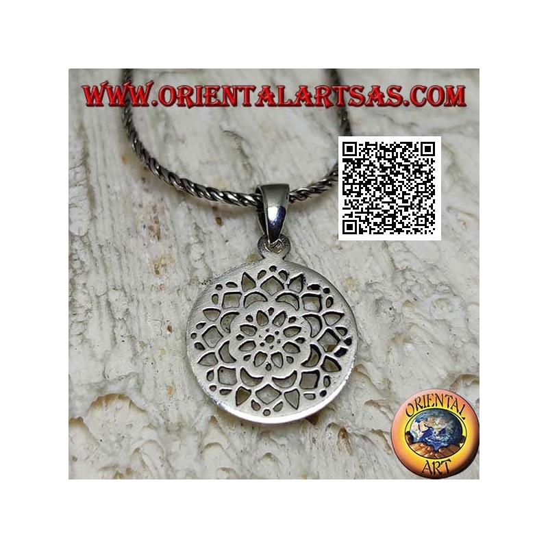 Pendentif en argent avec une fleur de lotus percée d'une médaille circulaire