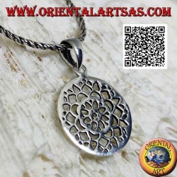 Pendentif en argent avec une fleur de lotus percée d'une médaille circulaire