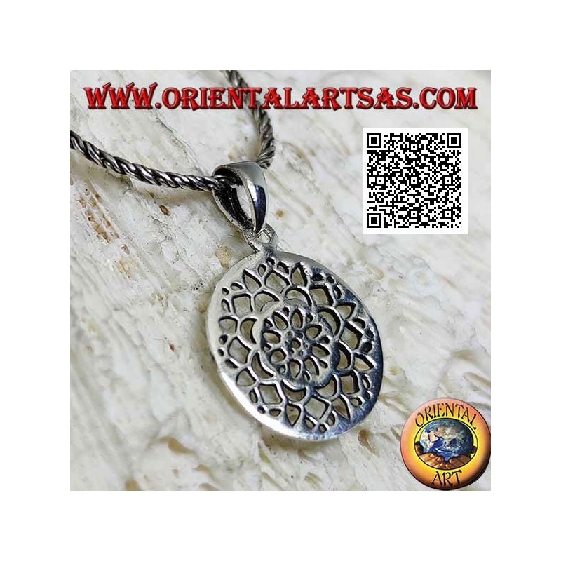 Pendentif en argent avec une fleur de lotus percée d'une médaille circulaire
