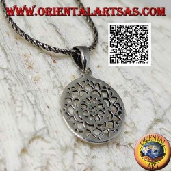 Pendentif en argent avec une fleur de lotus percée d'une médaille circulaire