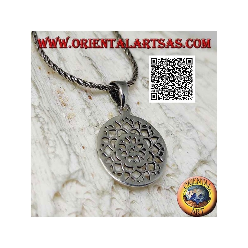 Colgante de plata con flor de loto perforada en medalla circular