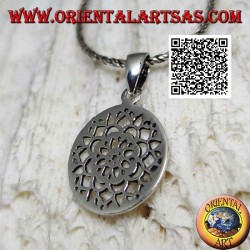 Silberanhänger mit einer Lotusblume in einer kreisförmigen Medaille durchbohrt