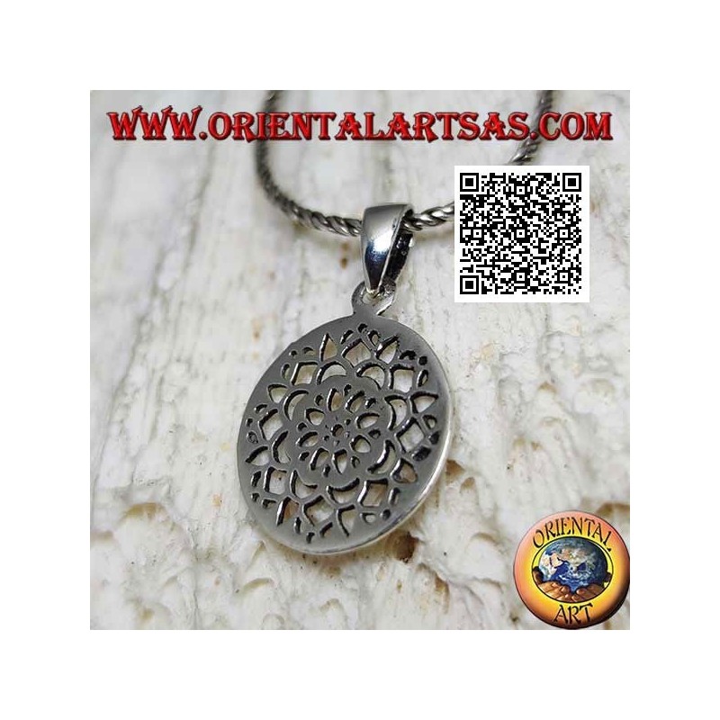 Pendentif en argent avec une fleur de lotus percée d'une médaille circulaire