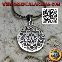 Silberanhänger mit einer Lotusblume in einer kreisförmigen Medaille durchbohrt