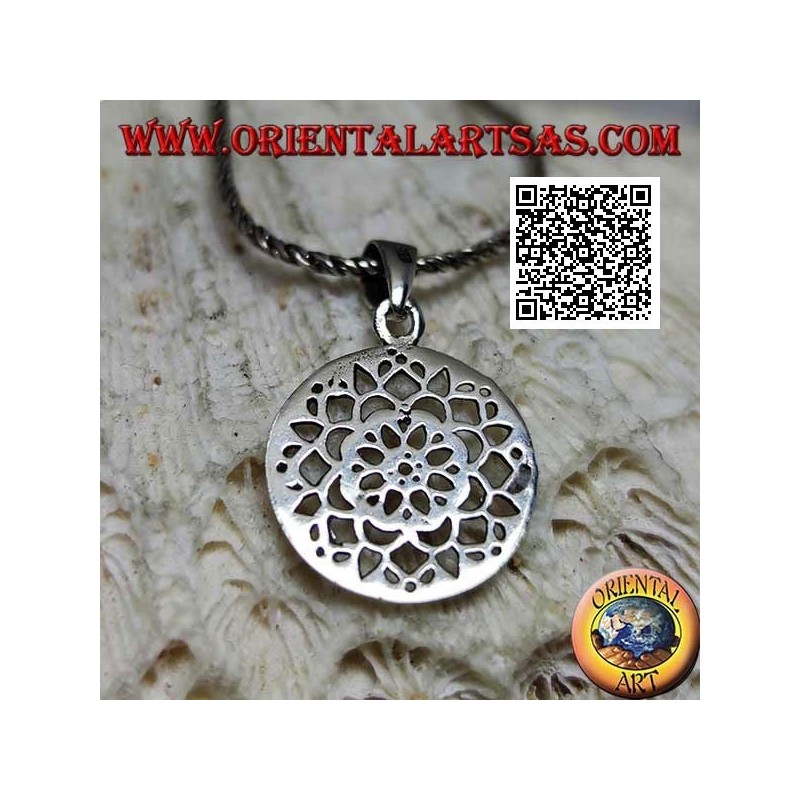 Colgante de plata con flor de loto perforada en medalla circular