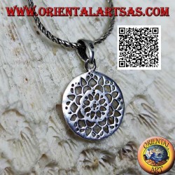 Pendentif en argent avec une fleur de lotus percée d'une médaille circulaire