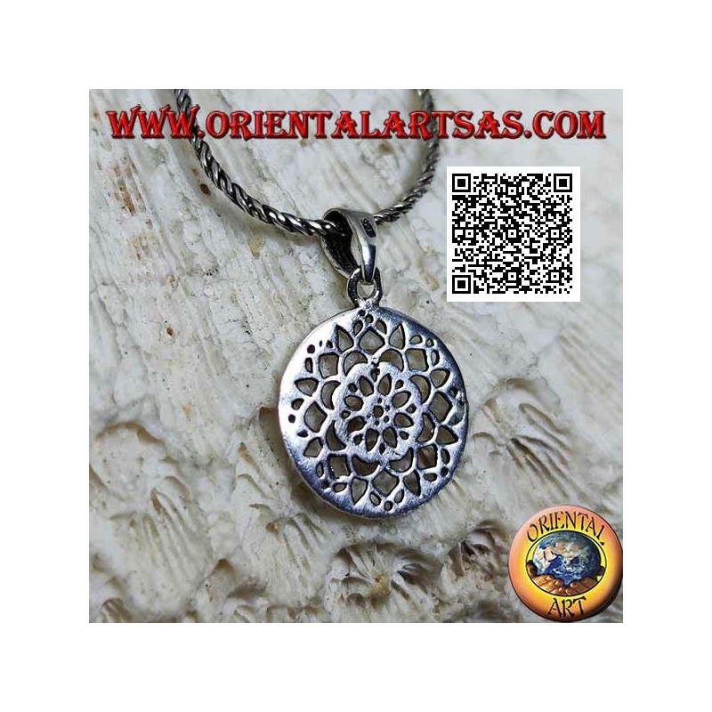 Pendentif en argent avec une fleur de lotus percée d'une médaille circulaire