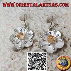 Flower-shaped satin silver earrings with sea anemone and central citrine zircon