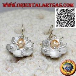 Pendientes de plata satinada en forma de flor con anémona de mar y circonita citrina central