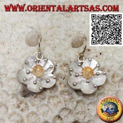 Boucles d'oreilles en argent satiné en forme de fleur avec anémone de mer et zircon citrine central