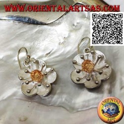Boucles d'oreilles en argent satiné en forme de fleur avec anémone de mer et zircon citrine central