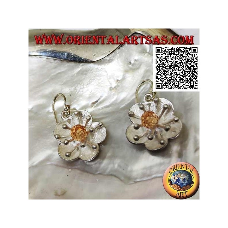 Orecchini in argento satinati a forma di fiore con anemone di mare e zircone citrino centrale