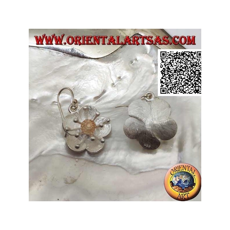 Pendientes de plata satinada en forma de flor con anémona de mar y circonita citrina central