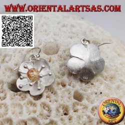 Pendientes de plata satinada en forma de flor con anémona de mar y circonita citrina central