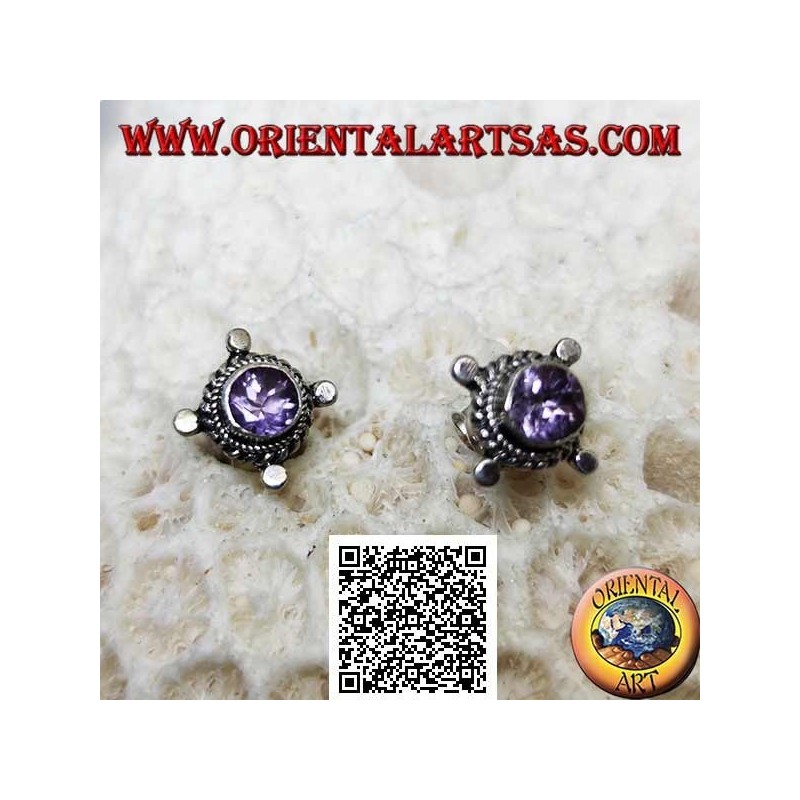 Silberne Ohrringe mit rundem Amethyst, umgeben von Verflechtungen und Scheiben an den Kardinalpunkten