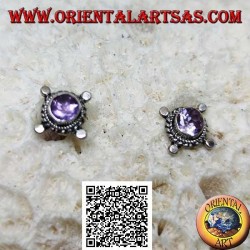 Silberne Ohrringe mit rundem Amethyst, umgeben von Verflechtungen und Scheiben an den Kardinalpunkten