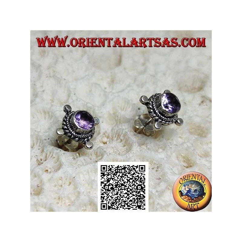 Silberne Ohrringe mit rundem Amethyst, umgeben von Verflechtungen und Scheiben an den Kardinalpunkten